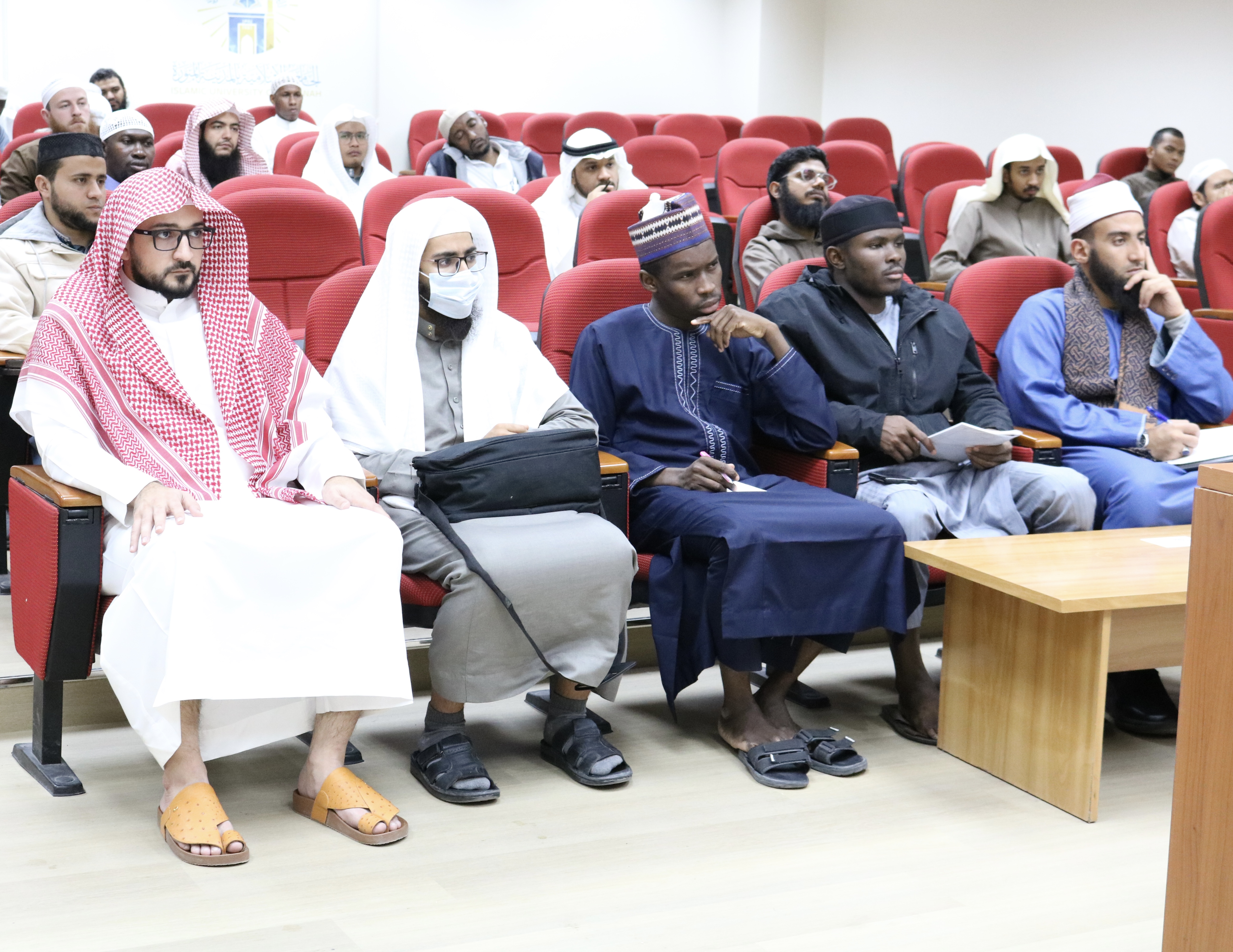 بالتعاون مع وحدة التوعية الفكرية أقامت كلية القرآن الكريم لقاءً بعنوان: الشائعات وأثرها على الوعي الفكري